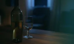 Бутылка и бокал с алкоголем